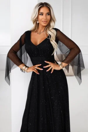 pikk, läikiv kleit kaeluse ja läbipaistvate varrukatega